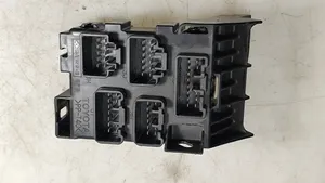 Toyota Avensis T250 Drošinātāju bloks 8273405030