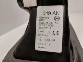 Volkswagen Golf VII Lewarek zmiany biegów / górny 5Q0711049AN