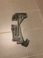 Audi Q3 8U Apakšas aizsargs šasijas aizmugurējā daļā 8U0825215