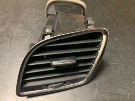 Audi Q3 8U Aizmugurējā gaisa - ventilācijas reste 8U1820901B