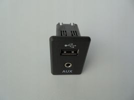 Nissan Qashqai USB jungtis 795405004