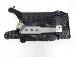 Volkswagen Polo VI AW Support boîte de batterie 2Q0915331