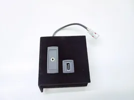 Mercedes-Benz E W212 USB-pistokeliitin A2128210911