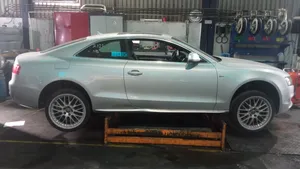 Audi A5 8T 8F Zwrotnica koła przedniego 