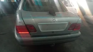 Mercedes-Benz E W210 Couvercle de coffre 