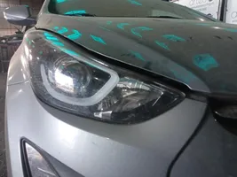 Hyundai Elantra Lampa przednia 