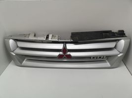 Mitsubishi Pajero Maskownica / Grill / Atrapa górna chłodnicy 