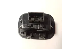 Nissan X-Trail T32 Przełącznik / Przycisk otwierania klapy bagażnika 9882