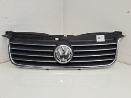 Volkswagen PASSAT B5.5 Etupuskurin ylempi jäähdytinsäleikkö 3B0853651L