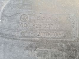 Volkswagen Polo Moottorin alustan välipohjan roiskesuoja 6Q0825237J