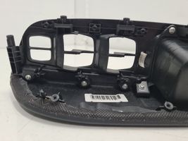 Hyundai Santa Fe Rivestimento pulsantiera finestrino della portiera anteriore 823502W000