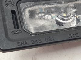 Skoda Fabia Mk3 (NJ) Lampa oświetlenia tylnej tablicy rejestracyjnej 5NA943021