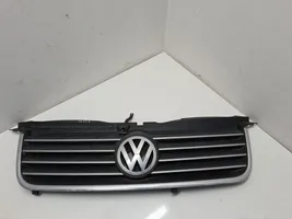 Volkswagen PASSAT B5.5 Etupuskurin ylempi jäähdytinsäleikkö 3B0853651L