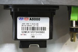 Hyundai i30 AUX jungtis K0HGD69702