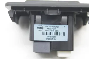 Nissan Note (E12) AUX-pistokeliitin 795405004