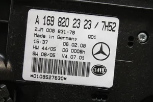 Mercedes-Benz B W245 Priekinių vietų apšvietimo žibintas A1698202323