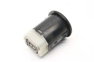 Nissan Juke I F15 Connecteur/prise USB 