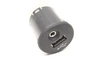 Nissan Juke I F15 USB-pistokeliitin 