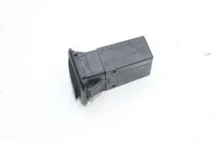 Audi A6 C7 AUX-pistokeliitin 4G0035474