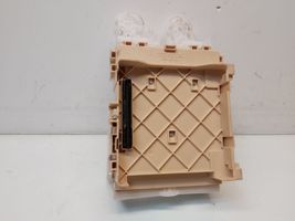 Toyota RAV 4 (XA40) Sulakemoduuli 63586798