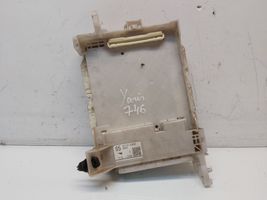 Toyota Yaris Module de fusibles 8273052K40