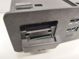Mazda 2 Gniazdo / Złącze USB D09H669U0