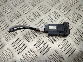 Toyota RAV 4 (XA40) Connettore plug in USB 8619042040