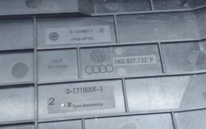 Volkswagen PASSAT B7 Couvercle de boîte à fusibles 1K0937132F