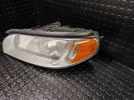 Volvo V70 Lampa przednia 31214347