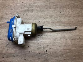 Audi 80 90 B3 Keskuslukituksen alipainepumppu 8A0862158