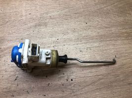 Audi 80 90 B3 Keskuslukituksen alipainepumppu 8A0862158