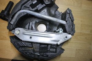 Audi A4 S4 B5 8D Supporto di montaggio ruota di scorta 8L0012109