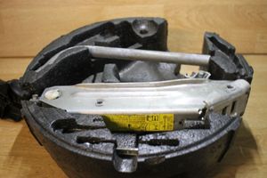 Audi A4 S4 B5 8D Soporte de apoyo de la rueda de repuesto 8L0012109