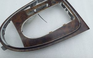 Mercedes-Benz CLS C219 Rivestimento in plastica cornice della leva del cambio A2196800536