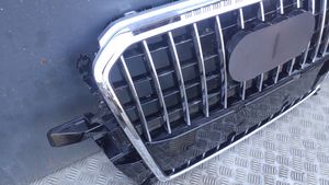 Audi Q3 8U Grotelės viršutinės 8R0853651S