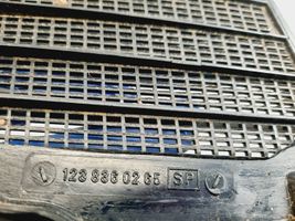 Mercedes-Benz W123 Rivestimento del tergicristallo 1238360265