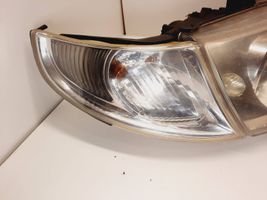 Saab 9-5 Lampa przednia 89008301