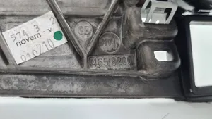 Audi A8 S8 D4 4H Kojelaudan hansikaslokeron lista 4658200