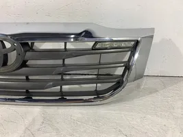 Toyota Hilux (AN10, AN20, AN30) Grille calandre supérieure de pare-chocs avant 