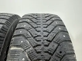 Ford Focus Neumáticos de invierno/nieve con tacos R16 