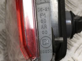 Toyota Avensis T270 Lampy tylnej klapy bagażnika F100AR00