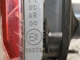 Toyota Avensis T270 Lampy tylnej klapy bagażnika 89032447A