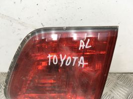 Toyota Avensis T270 Aizmugurējais lukturis pārsegā 89032447A