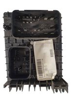 Volkswagen Polo IV 9N3 Module de fusibles 1K0937124H