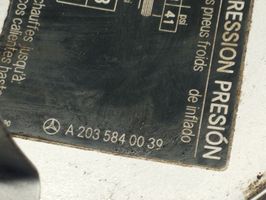 Mercedes-Benz C AMG W203 Klapka wlewu paliwa A2035840738