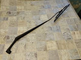 Mitsubishi Colt Windshield/front glass wiper blade 6833