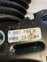 BMW 3 E46 Klamra przedniego pasa bezpieczeństwa 8257788R