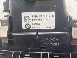 BMW 1 F20 F21 Boczna kratka nawiewu deski rozdzielczej 9205355