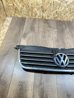 Volkswagen PASSAT B5.5 Grille calandre supérieure de pare-chocs avant 3B0853651J