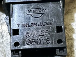 Nissan X-Trail T30 Interrupteur feux de détresse NILES06016